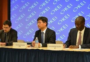 미국 평화연구소의 레이몬드 길핀 박사(오른쪽)는 KEI에서 열린 회의에서 한국을 포함한 세계 경제 선진국들이 아프리카에 많은 투자를 함으로써 경제적 성장 뿐만 아니라 정치적인 변화를 이끌고 있다고 설명했다.