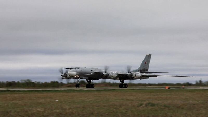 2022 年 5 月 24 日发布的视频，俄罗斯 Tu-95 战略轰炸机在俄中军事空中演习期间起飞，在一个不明地点巡逻亚太地区。（俄罗斯国防部/路透社）