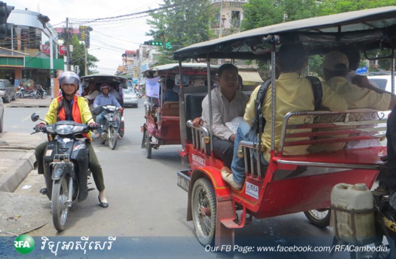 បណ្ដាញ​ប្រជា​នេសាទ និង បណ្ដាញ​អង្គការ​សង្គម​ស៊ីវិល​ហែ​ញត្តិ​យក​ទៅ​ដាក់​ជូន​ព្រឹទ្ធសភា ​រដ្ឋសភា ទីស្ដីការ​គណៈ​រដ្ឋមន្ត្រី និង​ខុទ្ទកាល័យ​នាយករដ្ឋមន្ត្រី តាម​ម៉ូតូ​រ៉ឺម៉ក​កង់​បី​កាល​ពី​ថ្ងៃ​ទី ២៧ ខែ​មិថុនា ឆ្នាំ​២០១៤។