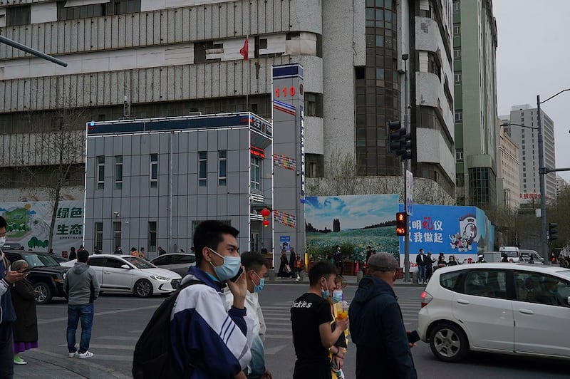 民众在乌鲁木齐一警察局前走过。（美联社）
