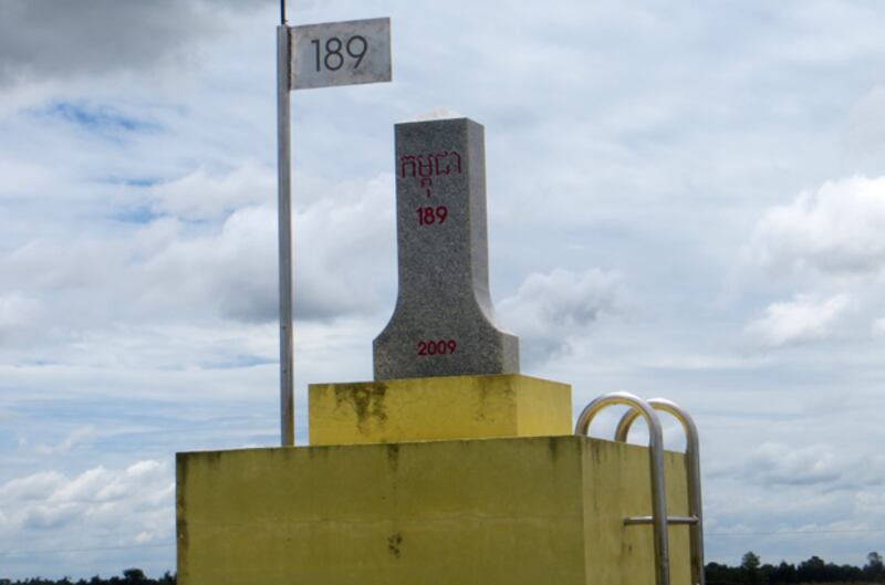 បង្គោលព្រំដែនកម្ពុជា-វៀតណាម លេខ១៨៩ ស្ថិតក្នុងភូមិទួលស្ដី ឃុំទួលស្ដី ស្រុកចន្ទ្រា ខេត្តស្វាយរៀង ក្បែរផ្លូវជនជាតិវៀតណាម ចេញចូលទឹកដីខ្មែររាល់ថ្ងៃ។ រូបថតថ្ងៃទី១៧ ខែមិថុនា ឆ្នាំ២០១៥