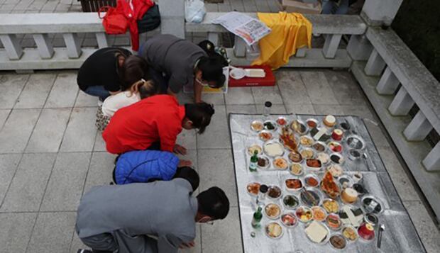 경기도 파주시 임진각에서 북한이탈주민 가족이 북녘을 향해 절을 올리고 있다.