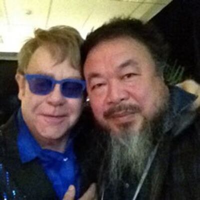 Ca sĩ Elton John (trái) và nghệ sĩ Ngải Vị Vị chụp ngày 25 tháng 11, 2012 ở Bắc Kinh
