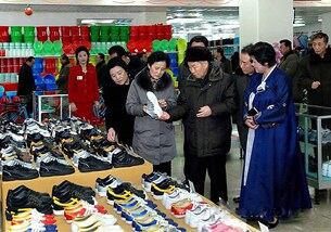 북한의 최영림 내각 총리가 제3차 평양제1백화점 상품전시회장을 돌아보고 있다.