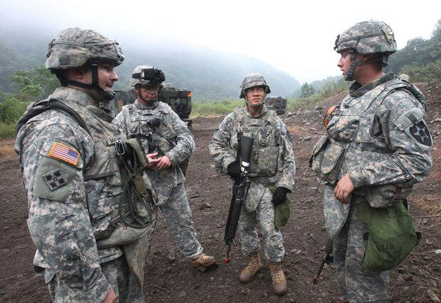 DMZ 부근에서 군사훈련 중인 주한미군 병사들.