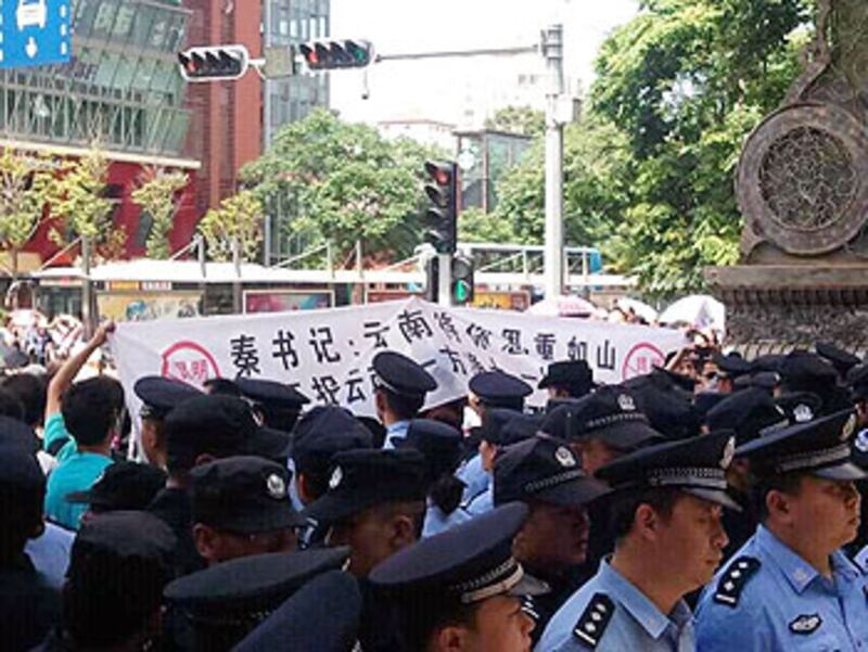 5月16日，昆明民眾示威反對PX工程，大批警察在巿中心各個路口築成人牆，堵住出口，將逾千示威民眾重重包圍。（現場人士提供）
