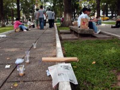 Xả rác bừa bãi tại một công viên ở TPHCM, ảnh minh họa chụp năm 2009. Photo courtesy of giaoduc.vn