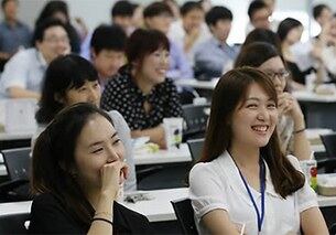 점심시간에 정부세종청사에서 열린 미혼공무원들을 대상으로 한 '연애특강'에 참석한 공무원들이 즐겁게 강의를 듣고 있다. 