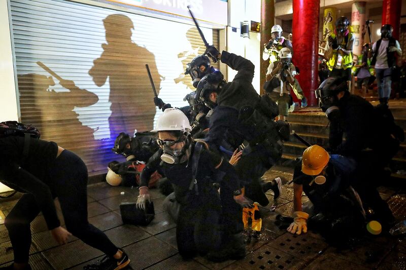 2019年8月11日,香港防暴警察袭击反送中示威者。(美联社)