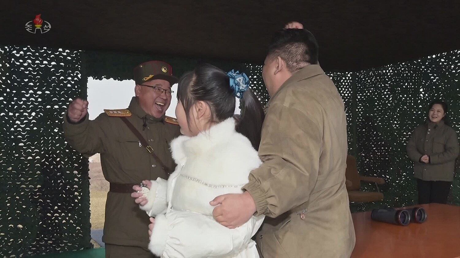 북한이 지난 18일 김정은 국무위원장의 지도 아래 신형의 대륙간탄도미사일 화성-17형을 시험 발사했다고 조선중앙TV가 지난 20일 보도했다. 사진은 조선중앙TV가 이날 추가로 공개한 김정은 국무위원장이 왼팔로 딸을 품에 안은 채 환호하는 모습. 뒷쪽에는 부인 리설주 여사가 함께 기뻐하고 있다.
