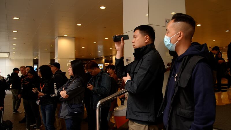現場有幾十名便衣警員戒備，全程拍攝示威過程。（粵語組攝）