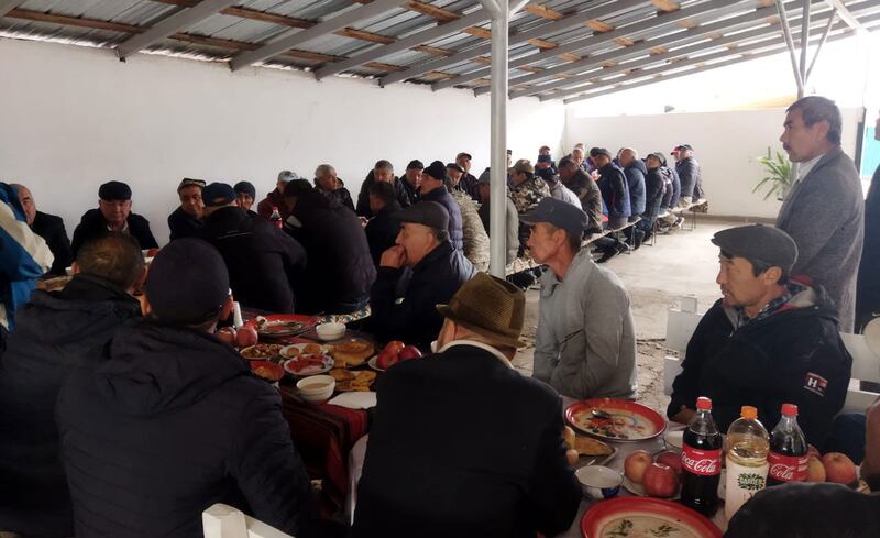 شەرقىي تۈركىستان جۇمھۇرىيىتى قەھرىمانى غېنى باتۇرنىڭ قەبرىسىگە بېرىپ دۇئا-تىلاۋەت قىلدى. 2021-يىلى 1-ئۆكتەبىر، قازاقىستان.