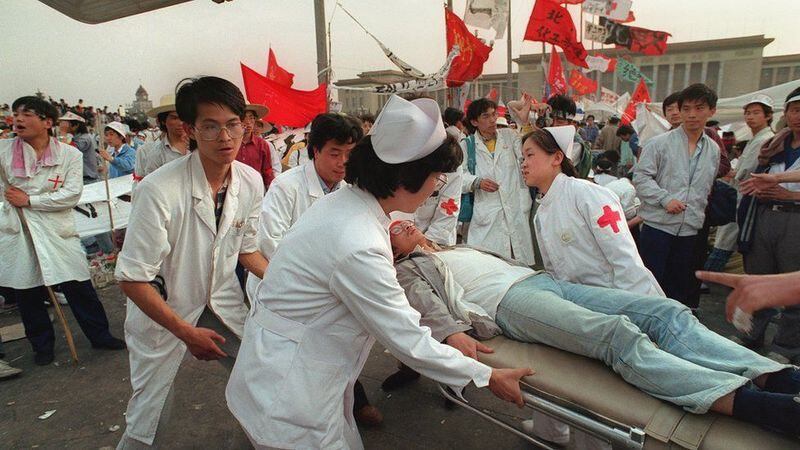 北明当年现场调查结果：绝食第5天，平均每50秒钟昏倒一名绝食学生。全北京各医院的医护人员义务组织现场救助。（Public Domain）