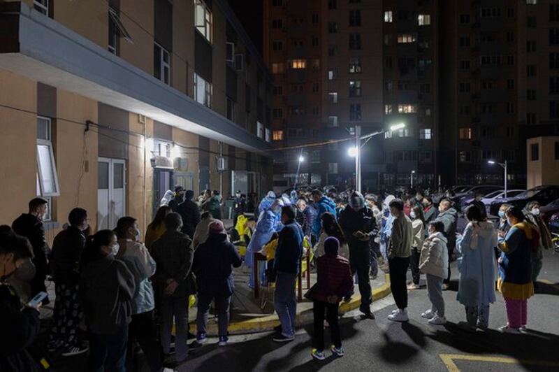 上海一个小区的居民2022年3月10日连夜排队接受核酸检测（美联社）