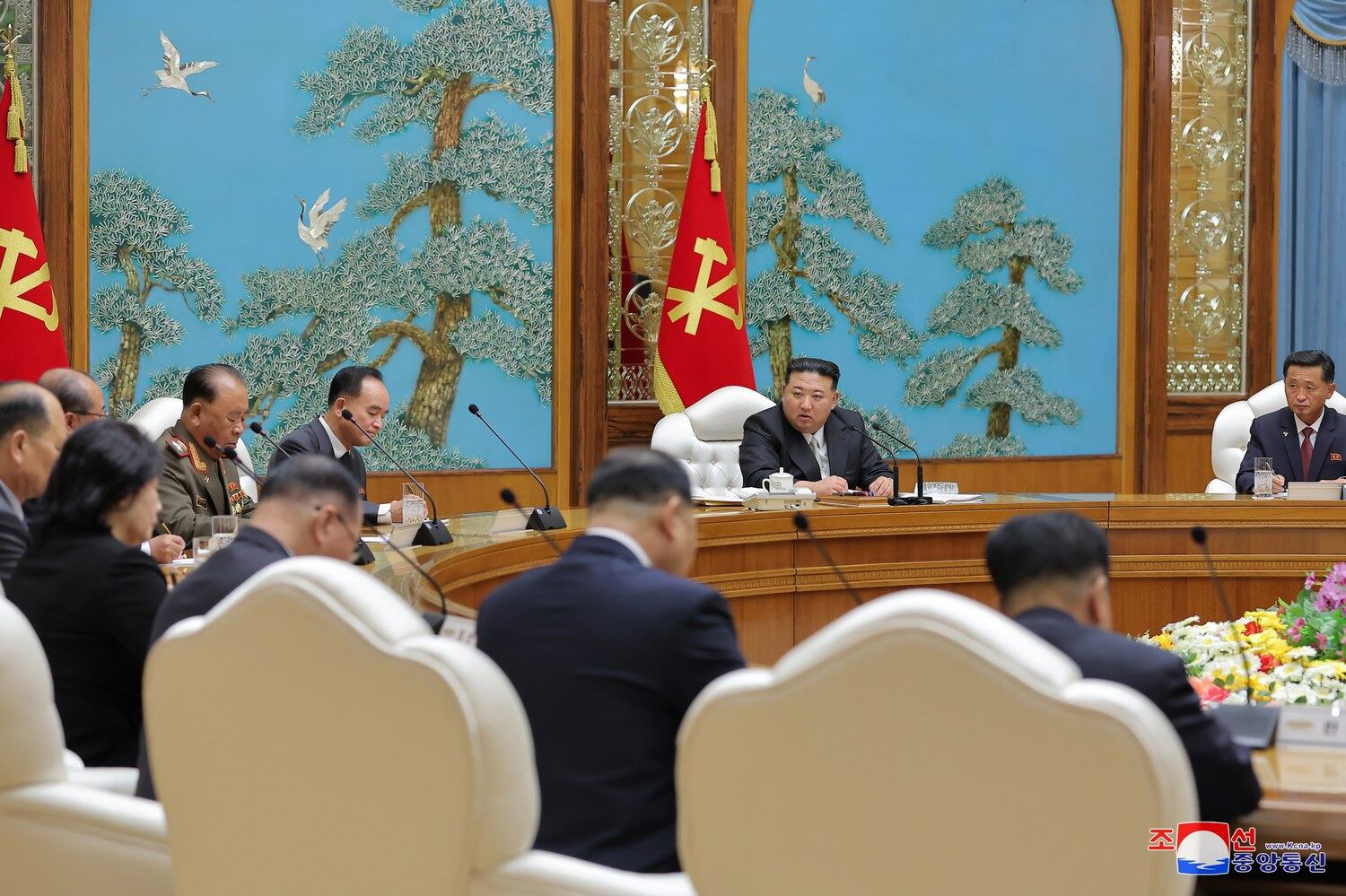 북한이 지난 20일 당 중앙위원회 제8기 제16차 정치국 회의를 열어 김정은 국무위원장이 참가한 가운데 그의 러시아 방문 결과를 논의했다. 22일 조선중앙통신에 따르면 회의에서는 김성남 당 국제부장이 김 위원장의 러시아 방문 귀환 보고를 했다.