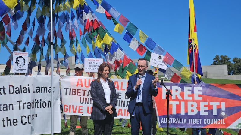 ཨོསི་ཊརེ་ལི་ཡའི་རྒྱལ་ཡོངས་གྲོས་ཚོཊ་མདུན་བོད་མིའི་སྒེར་ལངས་སྲུང་བརྩི་ཞུས་པ།