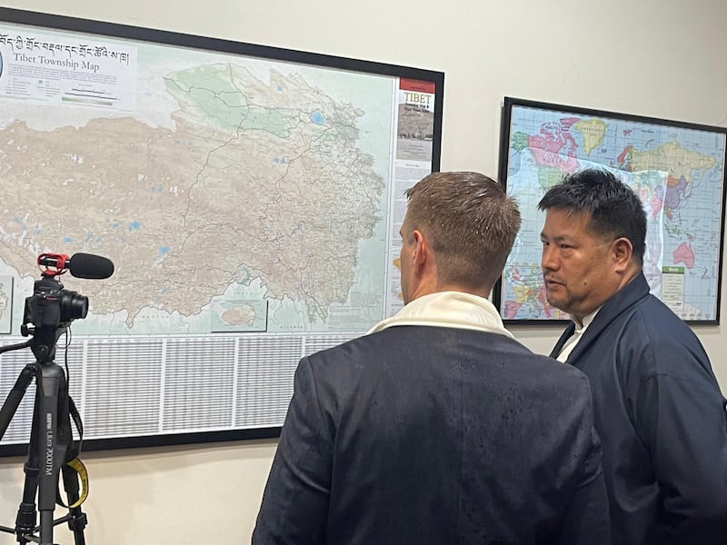 ཨ་རིའི་བོད་དོན་དམིགས་བསལ་སྐུ་ཚབ་ཀྱིས་བོད་ཀྱི་ས་ཁྲར་གཟིགས་ཞིབ་གནང་བཞིན་པ། ༢༠༢༦།༠༧།༠༩
