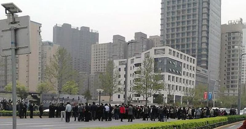 4月1日，六百名西安市高新區南窯頭村村民，不滿村委會串謀開發商非法徵地，在村外唐延路上堵路維權。（村民朱先生提供）
