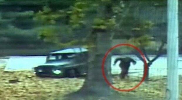 북한군 귀순 장면이 담긴 CCTV 영상에서 귀순 병사가 차량 바퀴가 배수로 턱에 걸려 움직이지 못하자 차량에서 내려 남쪽으로 달려오고 있다.