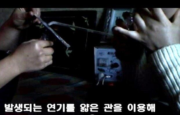 2010년 탈북자단체인 `NK지식인연대'가 북한 주민으로부터 확보해 공개한 히로뽕 흡입하는 북한 주민의 동영상. 가정집으로 보이는 곳에서 성인 남녀 2명이 히로뽕으로 추정되는 하얀 물질을 불에 태우고 연기를 들이마시고 있다.