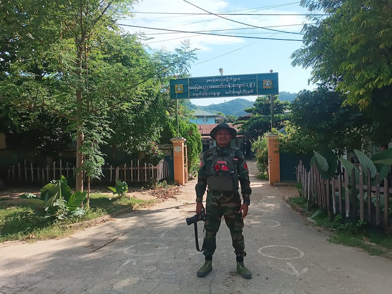 သပိတ်ကျင်းမြို့နယ်ရှိ ရှေ့တန်းစစ်မြေမြင်မှာ မှတ်တမ်းတင်ရိုက်ကူးနေသည့် ကိုမင်းခန့်ကျော်အား တွေ့ရစဉ်။ (Photo : Facebook / Min Khant Kyaw)
