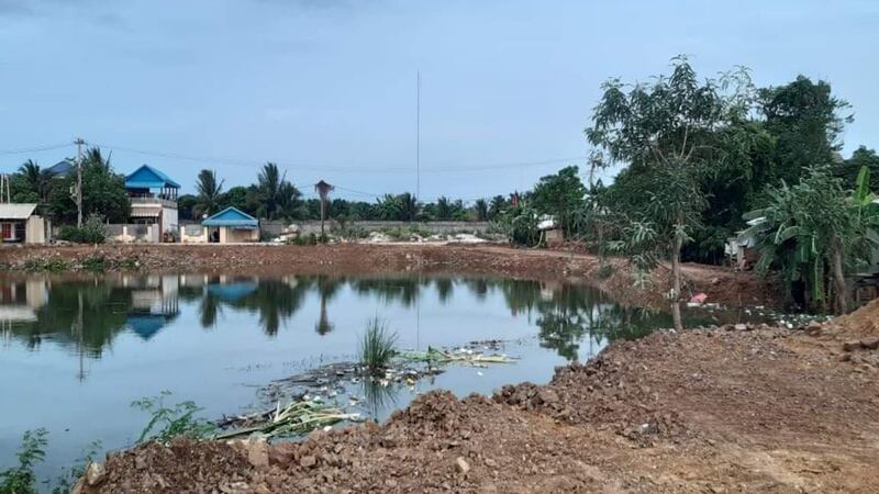 ទីតាំង​ស្រះ​ទឹក​សាធារណៈ ដែល​ក្រុមហ៊ុន​ប្អូន​ថ្លៃ​របស់​លោក​ឧកញ៉ា កុក​ អាន​ ចាក់​ដី​លុប​បណ្ដាល​ឱ្យ​ទឹក​លិច​ផ្ទះ​របស់​ប្រជាពលរដ្ឋ​នៅ​សង្កាត់​ផ្សារ​កណ្ដាល ក្រុង​ប៉ោយប៉ែត ខេត្ត​បន្ទាយមានជ័យ ថ្ងៃ​ទី៩ ខែ​ឧសភា ឆ្នាំ២០២០។