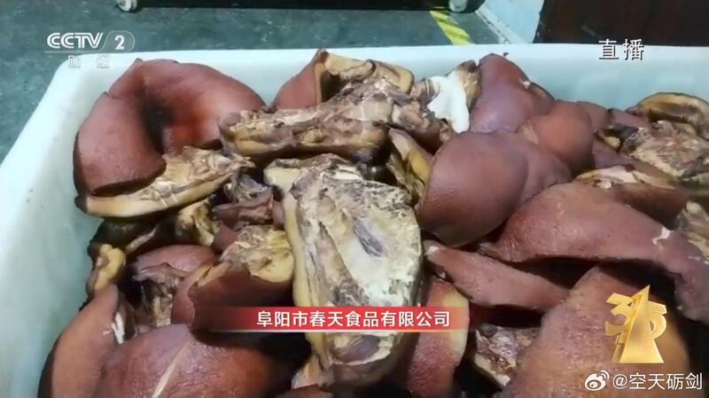 央视曝光未经严格处理的槽头肉制作梅菜扣肉预制菜。(CCTV/微博)