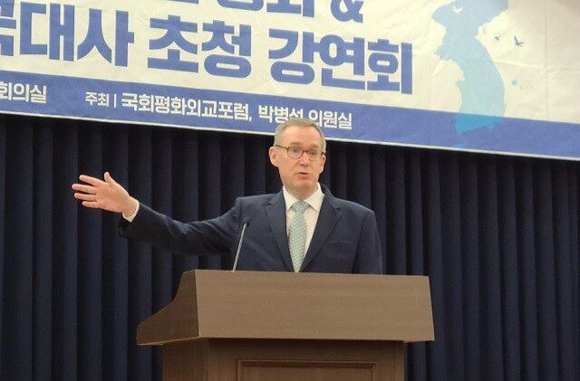 북한 주재 영국대사를 지냈던 콜린 크룩스 주한영국대사가 9일 한국 국회에서 강연을 진행하고 있다.