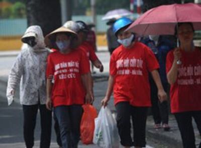 Một nhóm dân oan khiếu kiện đất đai tại Hà Nội hôm 29/8/2012, ảnh minh họa. AFP photo