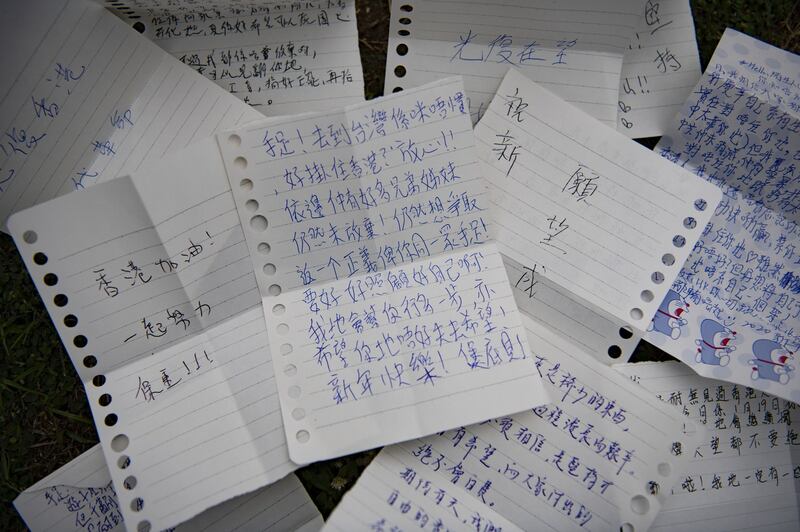 图说:香港民众专程写信,透过台湾的司改会转交给滞台抗争者,希望能给予祝福。(摄影/杨子磊)