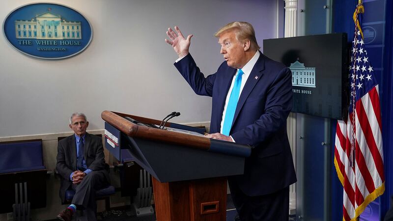 2020年4月7日，特朗普在白宫记者会上指出，世卫组织一开始批评他的旅行禁令，在很多问题上也判断错误。（路透社）