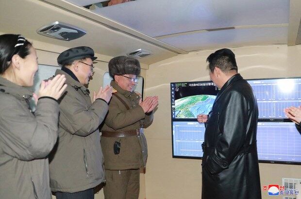 북한 국방과학원이 지난달 11일 극초음속미사일 시험발사를 김정은 국무위원장이 참관한 가운데 진행해 성공시켰다고 조선중앙통신이 12일 보도했다.