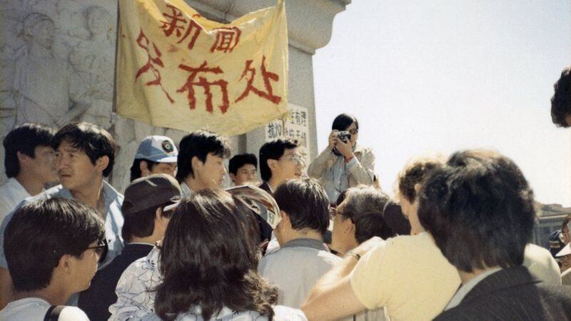 1989年5月13日，广场新闻发处发布学生绝食消息。（Public Domain）