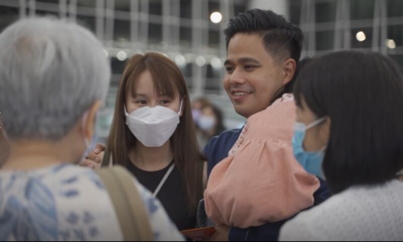 離港當日，他們的親友一同送機，場面溫馨。（溫宇晉 攝）