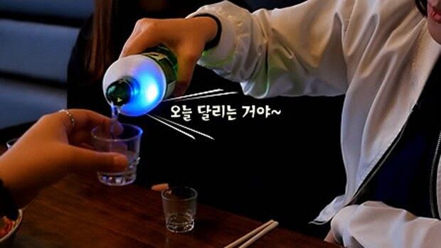 젊은이가 손을 떨게 되는 요인 중 한가지가 알코올 중독이다.