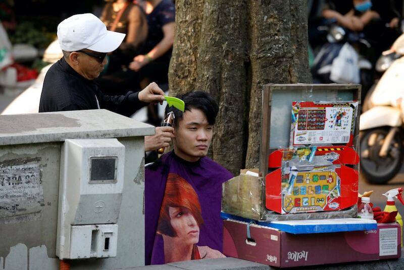 Hình minh hoạ. Một người đi cắt tóc trên phố ở Hà Nội hôm 28/4/2020 sau khi chính phủ nới lỏng việc giãn cách xã hội