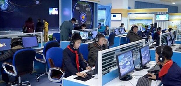 북한 청소년들이 과학기술전당 내부에 전시된 우주과학 관련 자료를 컴퓨터로 살펴보는 모습.