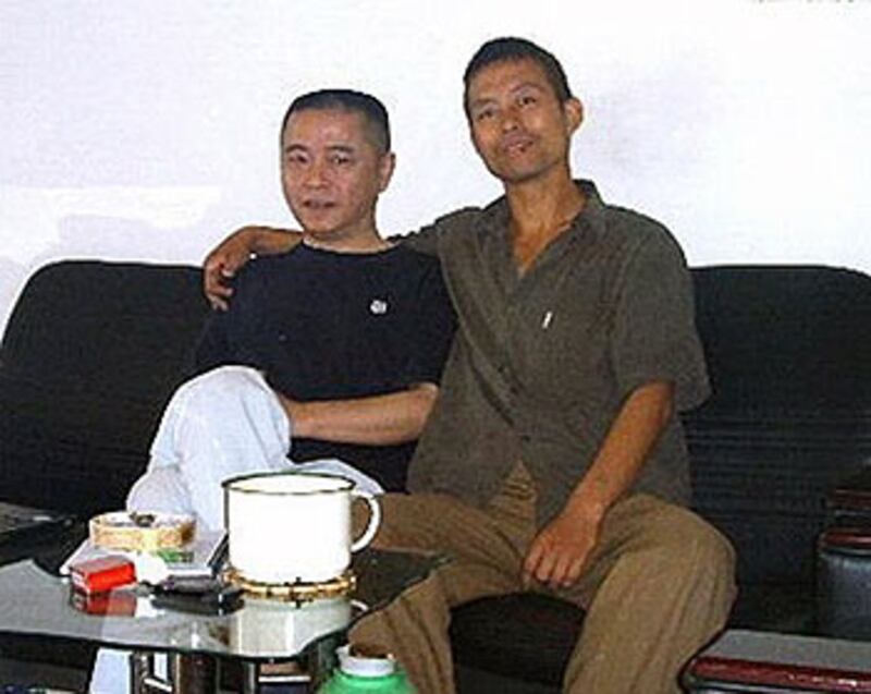 河南維權人士吳全力2007年到訪六四天網負責人黃琦辦公室時的合照。（六四天網提供）