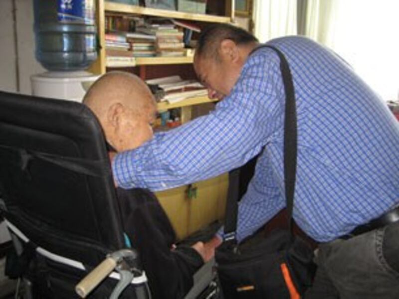图片：2011年11月耿谆忘年交马云龙探望耿谆（记者北明提供）