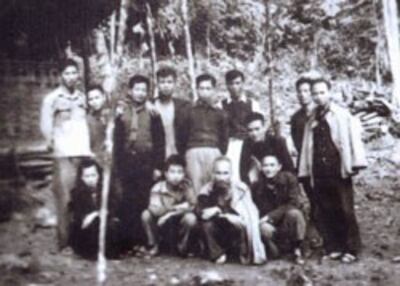 Hàng đầu từ trái qua: vợ Hà Xuân Trường, Lê Ðạt, Hồ Chí Minh, ngoài cùng bên phải là Trường Chinh, hàng sau đứng đầu bên trái là Hà Xuân Trường. Hình do Tác giả cung cấp.