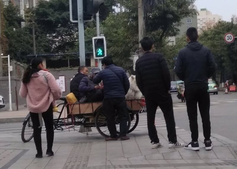 2019年12月26日，成都中院外有很多拿對講機的便衣，疑王怡案在今日開庭。（網友提供）