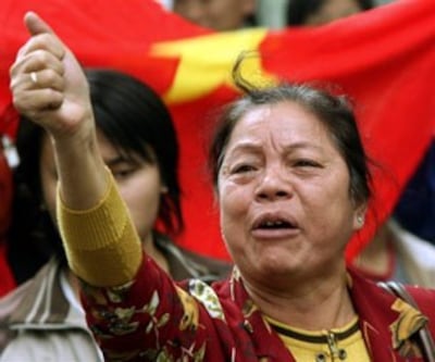 Một phự nữ tham gia biểu tình trước tòa Đại sứ Trung Quốc ở Hà nội. Tháng 12, 2007/AFP