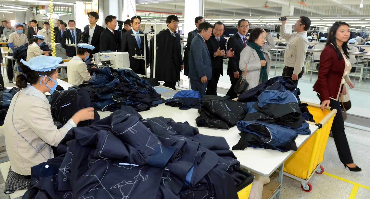 국정감사 일환으로 지난달 30일 개성공단을 방문한 국회 외교통일위원들이 북한 근로자들이 일하고 있는 신원에벤에셀의 작업현장을 살피고 있다.