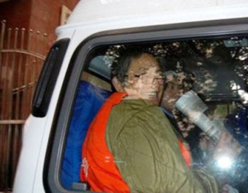 資產約十億的黎強，2009年12月被法院以涉黒等7項罪名，判刑20年。(照片來自“重慶黎強之女”微博)