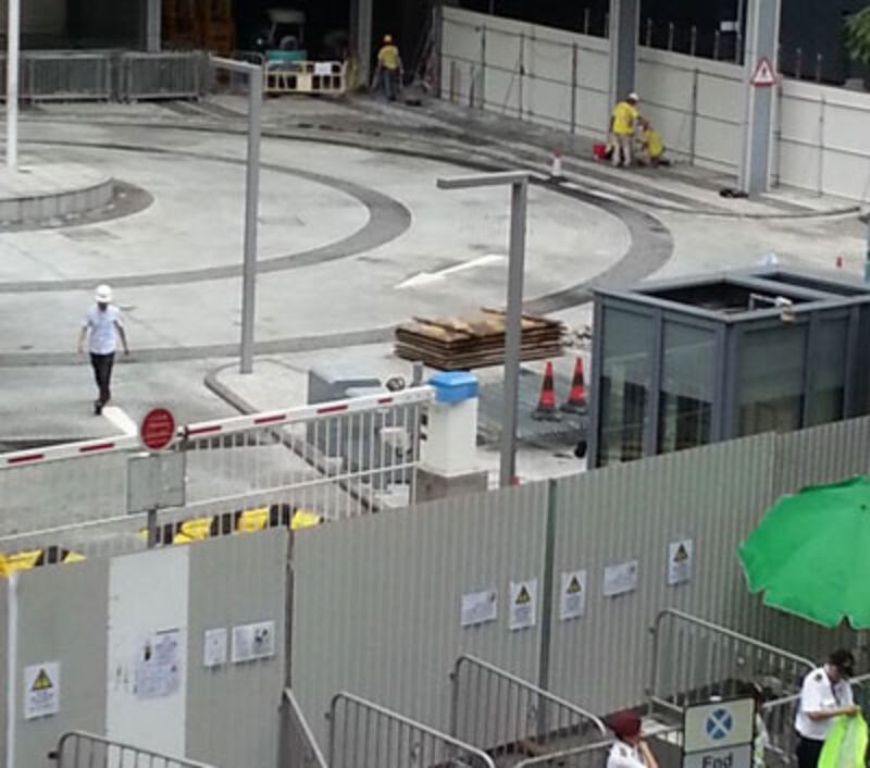 7月18日,香港立法會外的公民廣場示威區,建築工人己進行圍欄加固工程。(粵語組林靜報道)