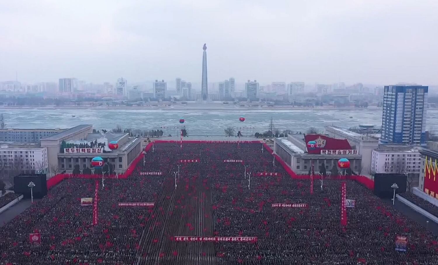 북한 주민과 군인들이 평양 김일성광장에서 8차 당대회 결정 사항 관철 의지를 다지는 군민연합대회를 하는 모습.