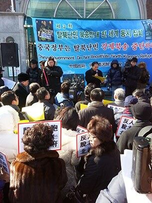 7일 낮 서울 효자동 중국대사관 앞에서 열린 탈북난민 북송반대 집회에서 이호택 탈북난민구출네트워크 실행위원이 성명서를 낭독하고 있다.