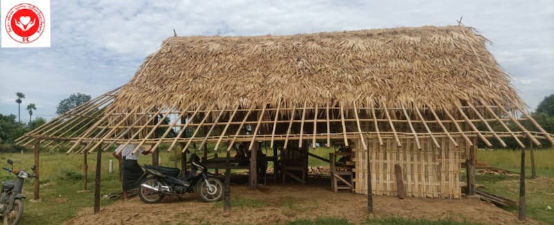 မီးရှီု့ ဖျက်ဆီးခံရမှုကြောင့် နေစရာအခက်အခဲ ရှိနေသူများအား S&C မီးဘေး စစ်ဘေး ပညာရေး ကူညီစောင့်ရှောက်ရေးအဖွဲ့မှ ပြန်လည်ဆောက်လုပ်ပေးထားသည့် အိမ်တစ်လုံးကို ၂၀၂၃ ခုနှစ်၊ ဇူလိုင်လ ၉ ရက်နေ့က တွေ့ရစဉ်။ (ဓာတ်ပုံ - S&C မီးဘေး စစ်ဘေး ပညာရေး ကူညီစောင့်ရှောက်ရေးအဖွဲ့)