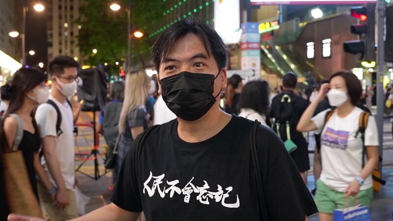 2022年6月4日當日,有市民堅持身穿寫有「人民不會忘記」黑衣,出現在昔日「六四晚會」集會地點—銅鑼灣的維多利亞公園。(石頭 攝)
