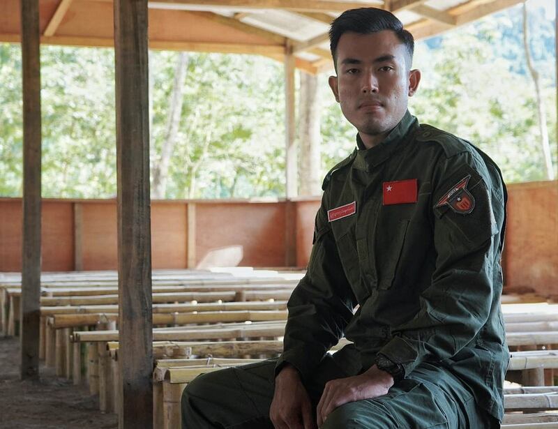 (လွှတ်တော်အမတ်ကနေ တော်လှန်ရေးသမားဖြစ်လာတဲ့ ဦးအောင်ဟိန်းမင်းကို တွေ့ရစဥ်) Photo: Aung Hein Min's FB